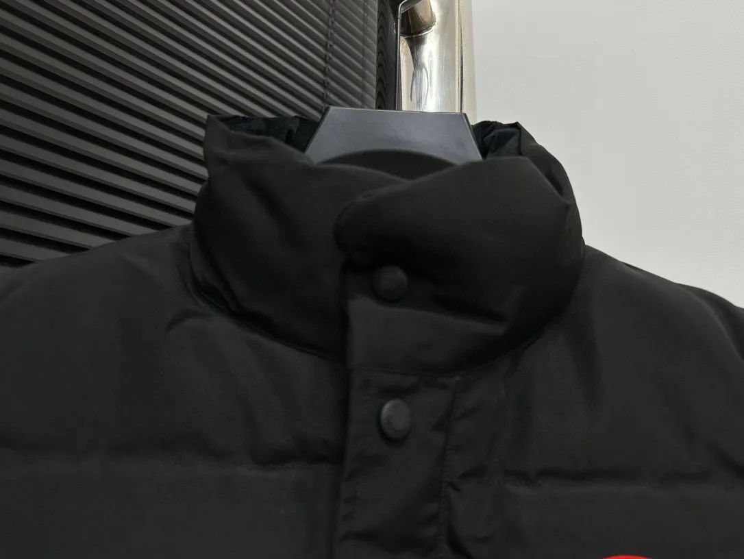 P360 [Canada Goose] Canada Goose #Freestyle Crew 4154M Men’s and Women’s Vest Down# ➖ Imported Behringer embroidery machine with customized 10,000-needle embroidery logo! ➖ Imported 21-count polyester-cotton blended original fabric, using Feather-Light 10D waterproof coating fabric, made of 84.5% polyester fiber and 15.5% cotton, 100% the best feel in the entire network! ➖ The genuine official website uses the national standard 80 white duck down, and will never be misled by false claims such as 90 down or goose down! ➖ 100% nylon nylon lining with double double-layer sealing design to prevent velvet from running away. Top-grade polar fleece is used in the collar and pockets to keep warm and comfortable! ➖ Yoshida YKK provides original custom-made electroplated sliders. YKK two-way lockable zippers are tight and smooth and will not peel off paint! ➖ 3M composite original Velcro is durable, and all accessories and hardware are disassembled and customized! ⛔No slander, no exaggeration, no need for too much copywriting, because it is focused, it is professional!  SIZE: XS S M L XL XXL